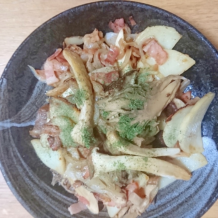 キノコとポテトのベーコン炒め